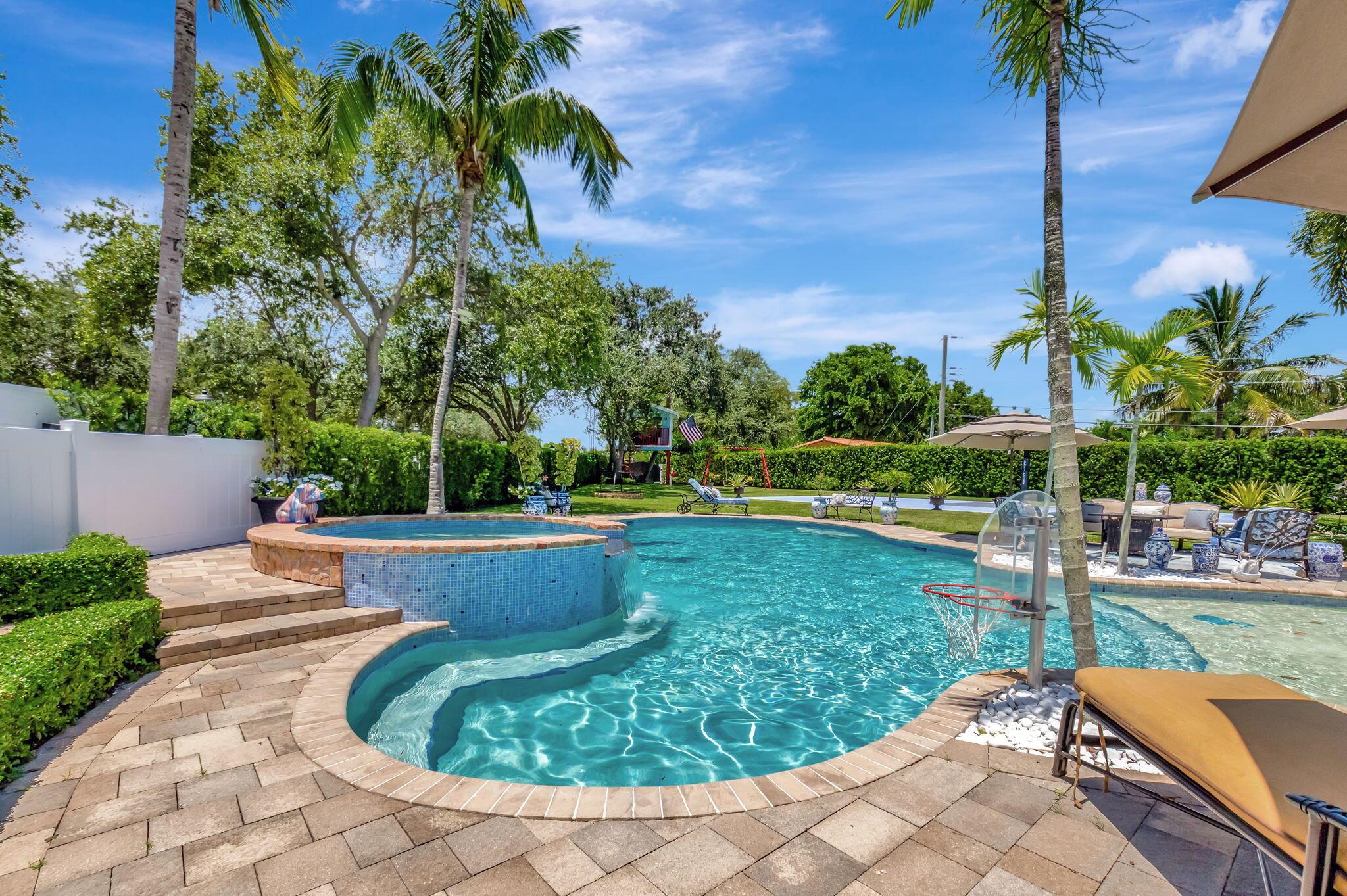 285 NW 6th Street