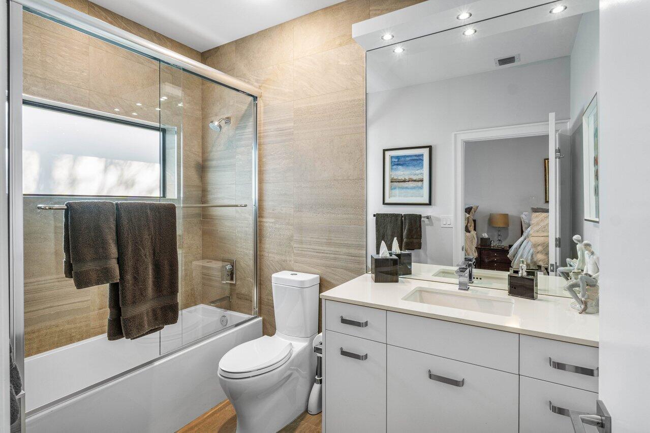 4693 Bocaire Boulevard