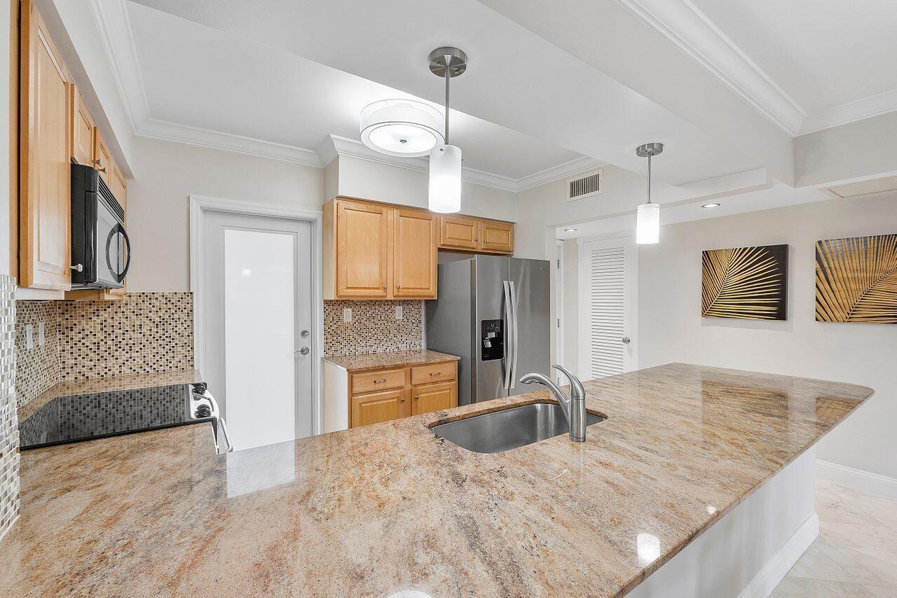 2700 Banyan Road 25c