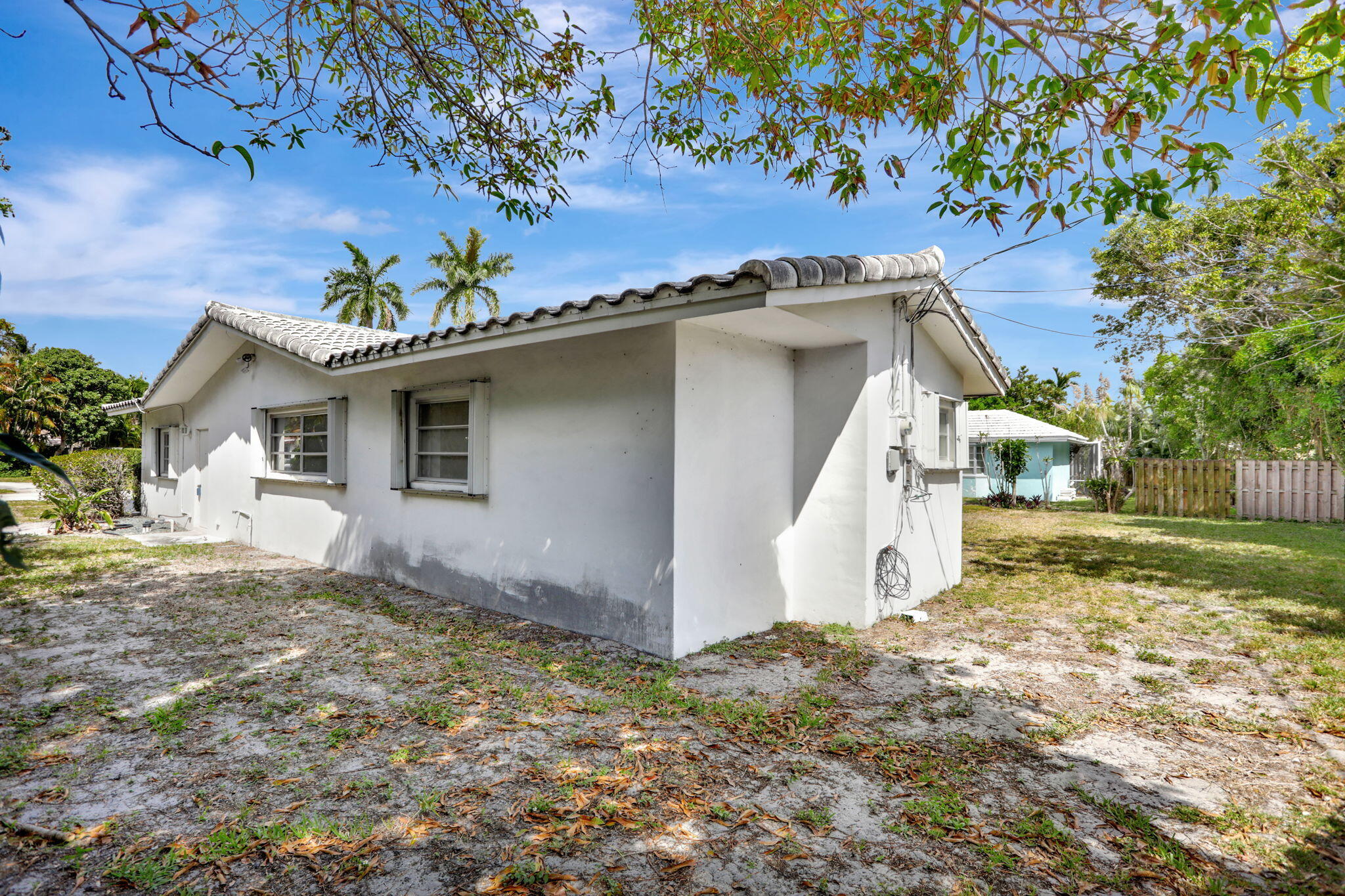 2210 NE 40th Court