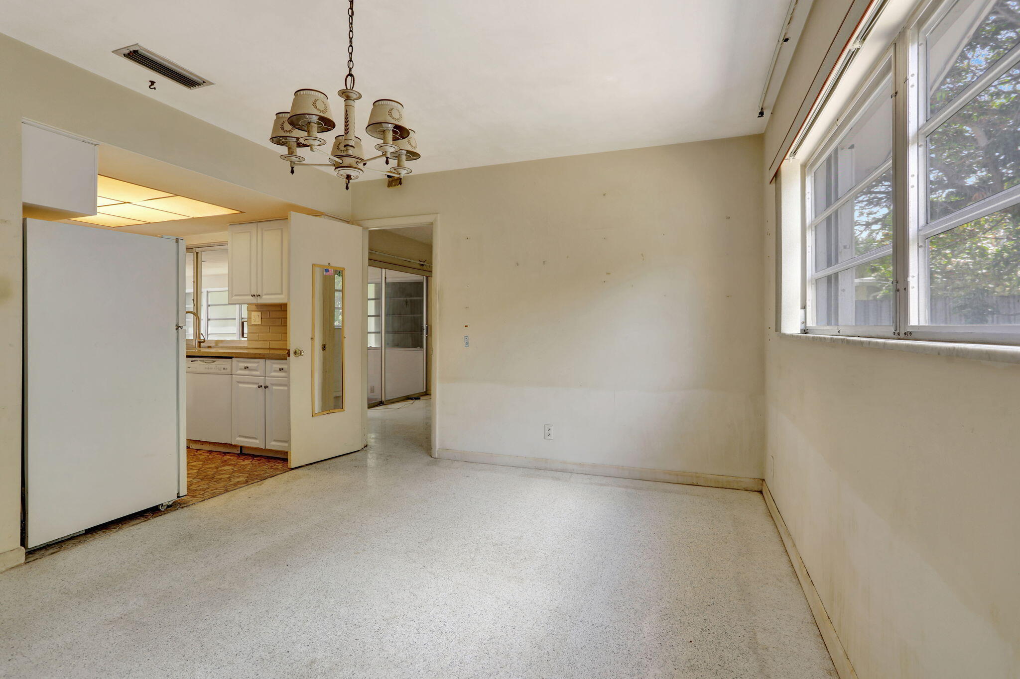 2210 NE 40th Court