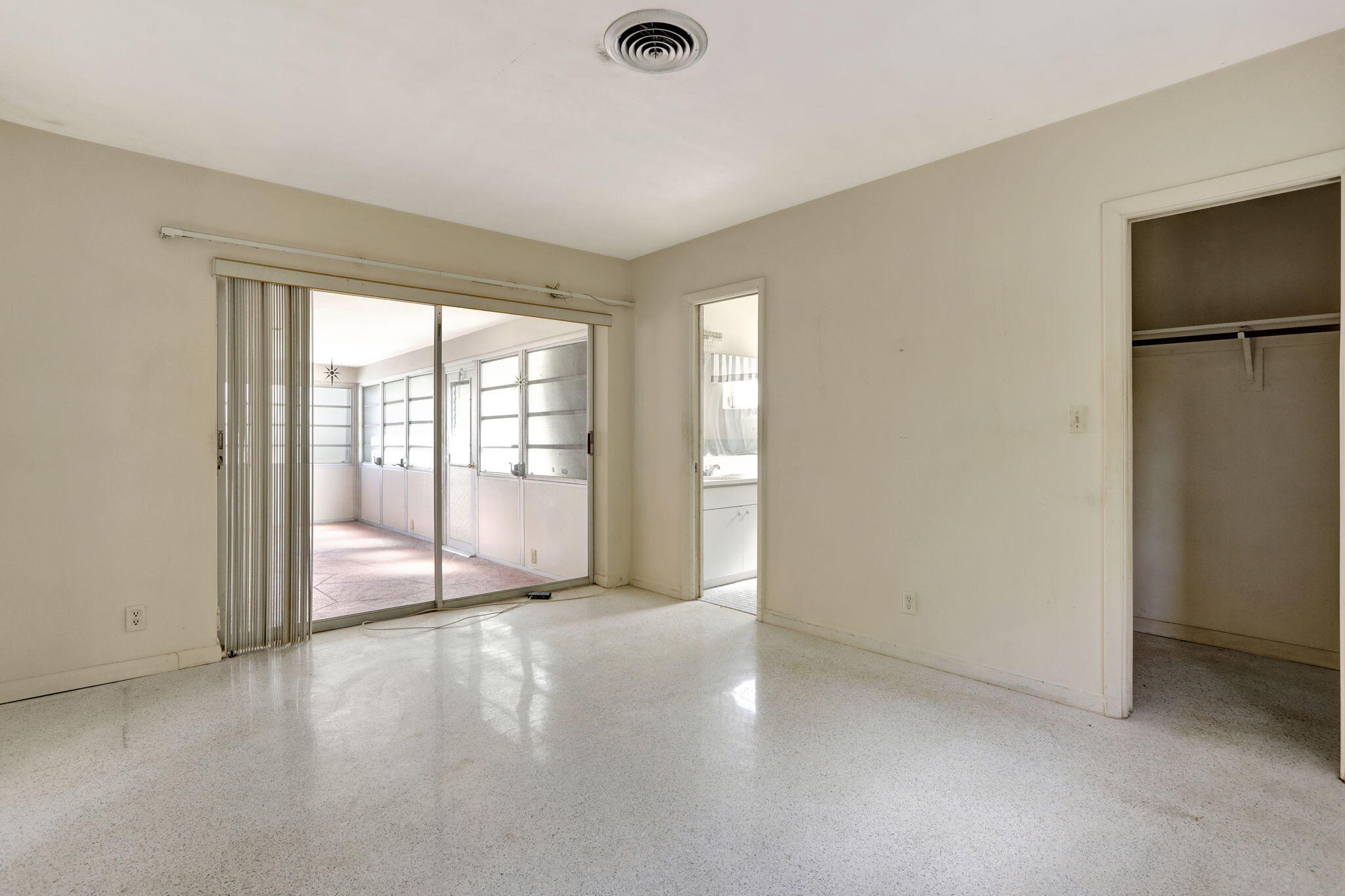 2210 NE 40th Court