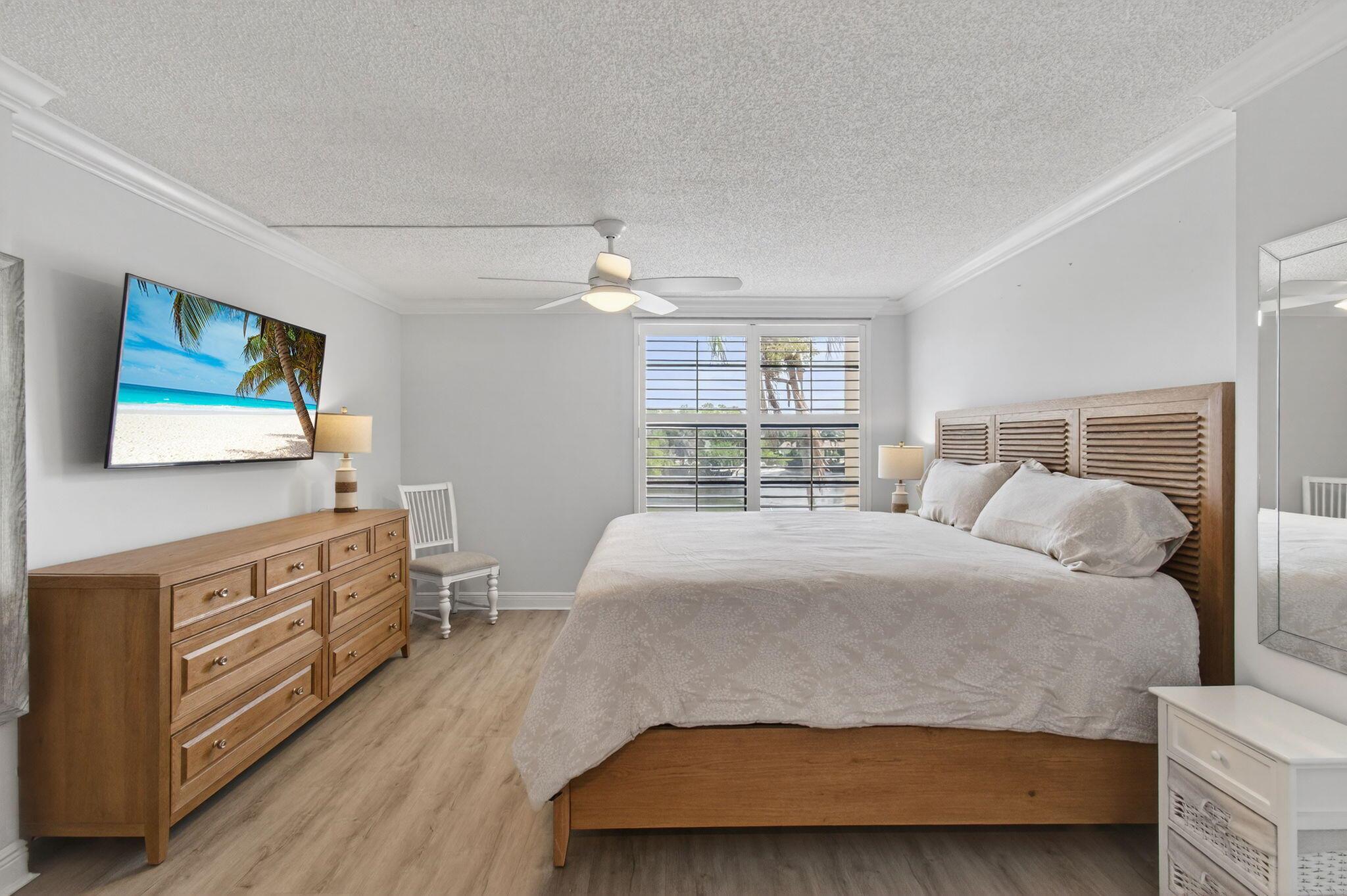 22 Royal Palm Way 205