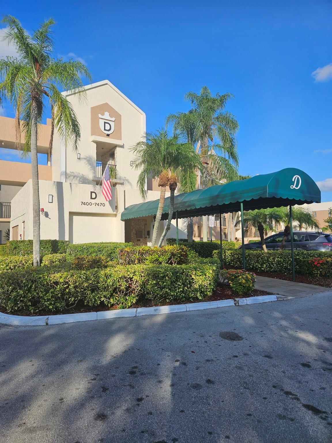 7462 Fairfax Drive 305