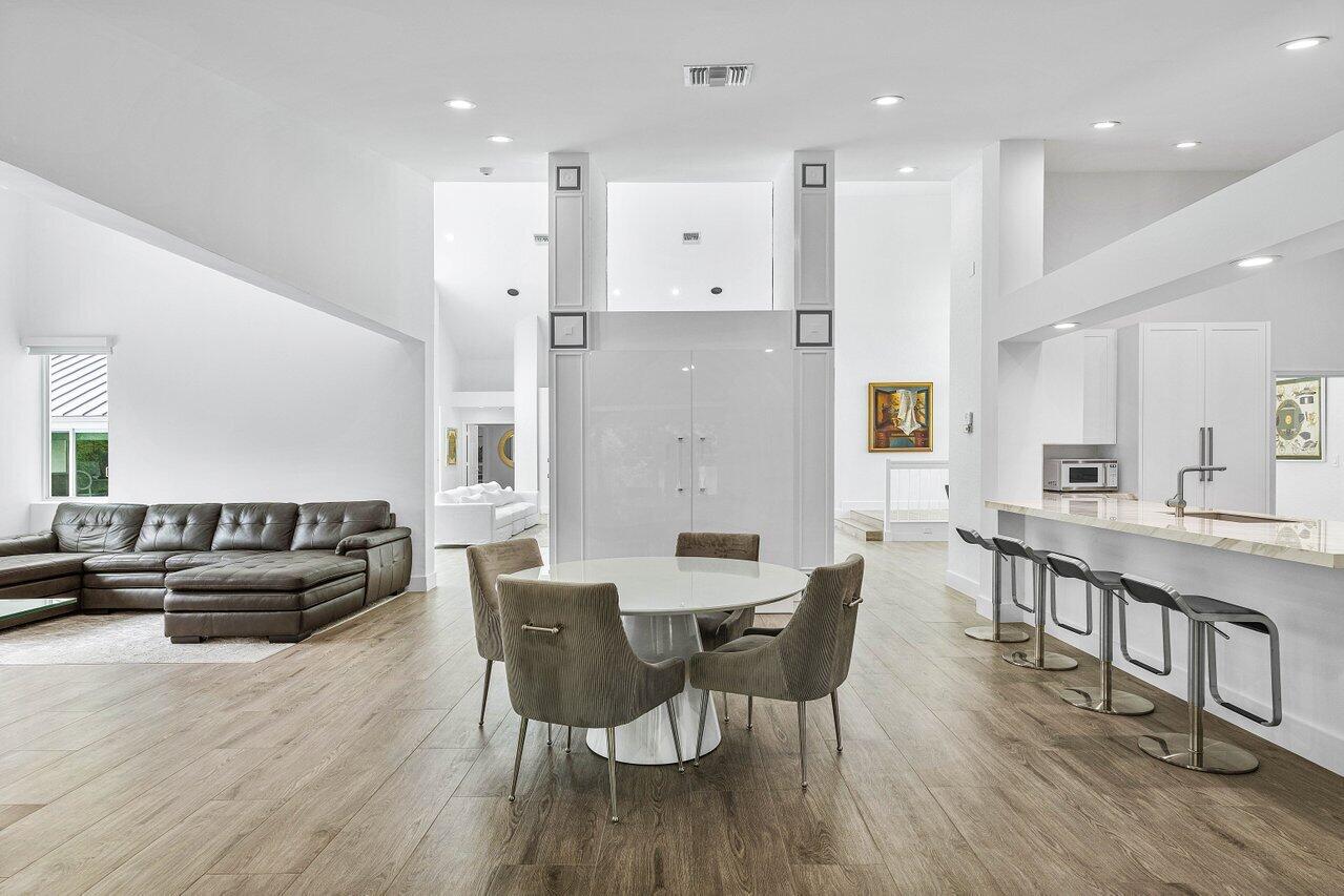 4564 Bocaire Boulevard