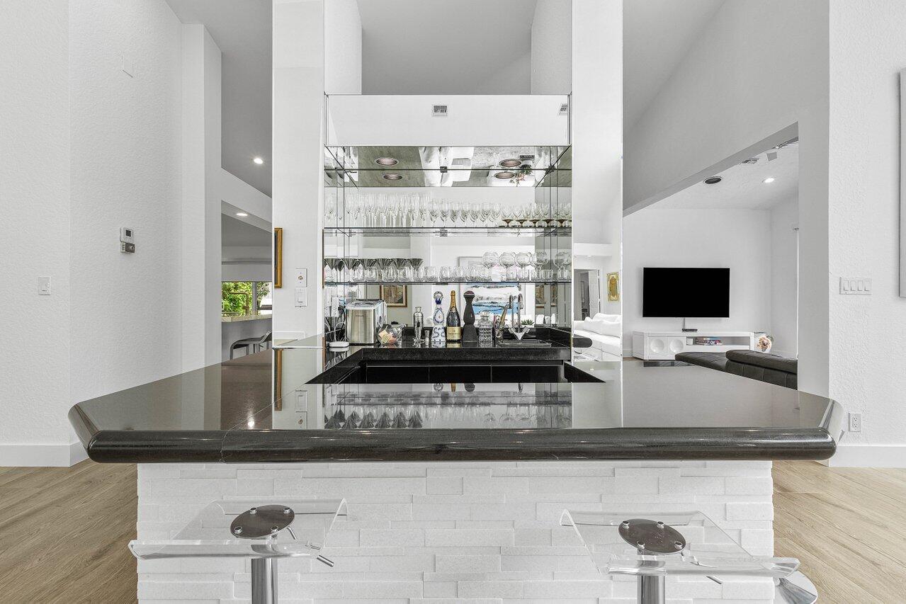 4564 Bocaire Boulevard