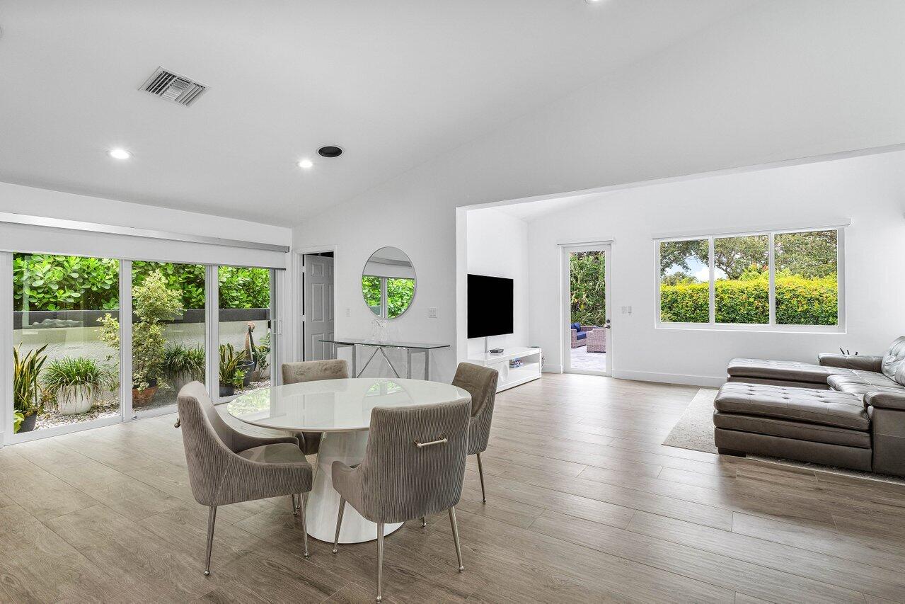 4564 Bocaire Boulevard