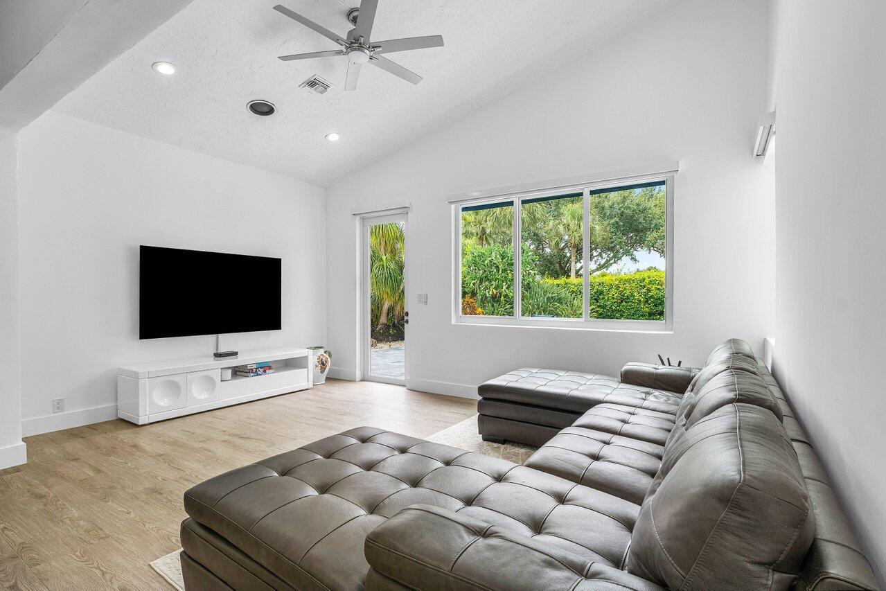 4564 Bocaire Boulevard