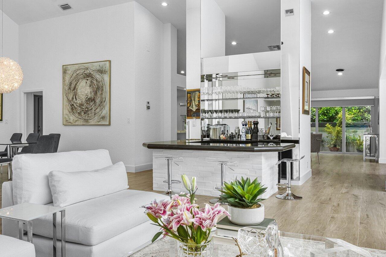 4564 Bocaire Boulevard