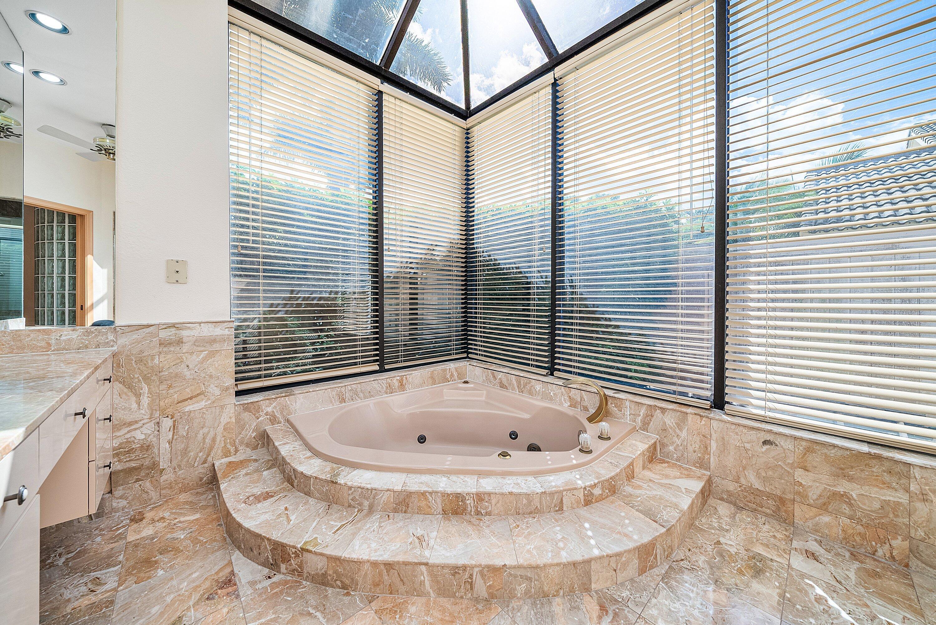 4952 Bocaire Boulevard