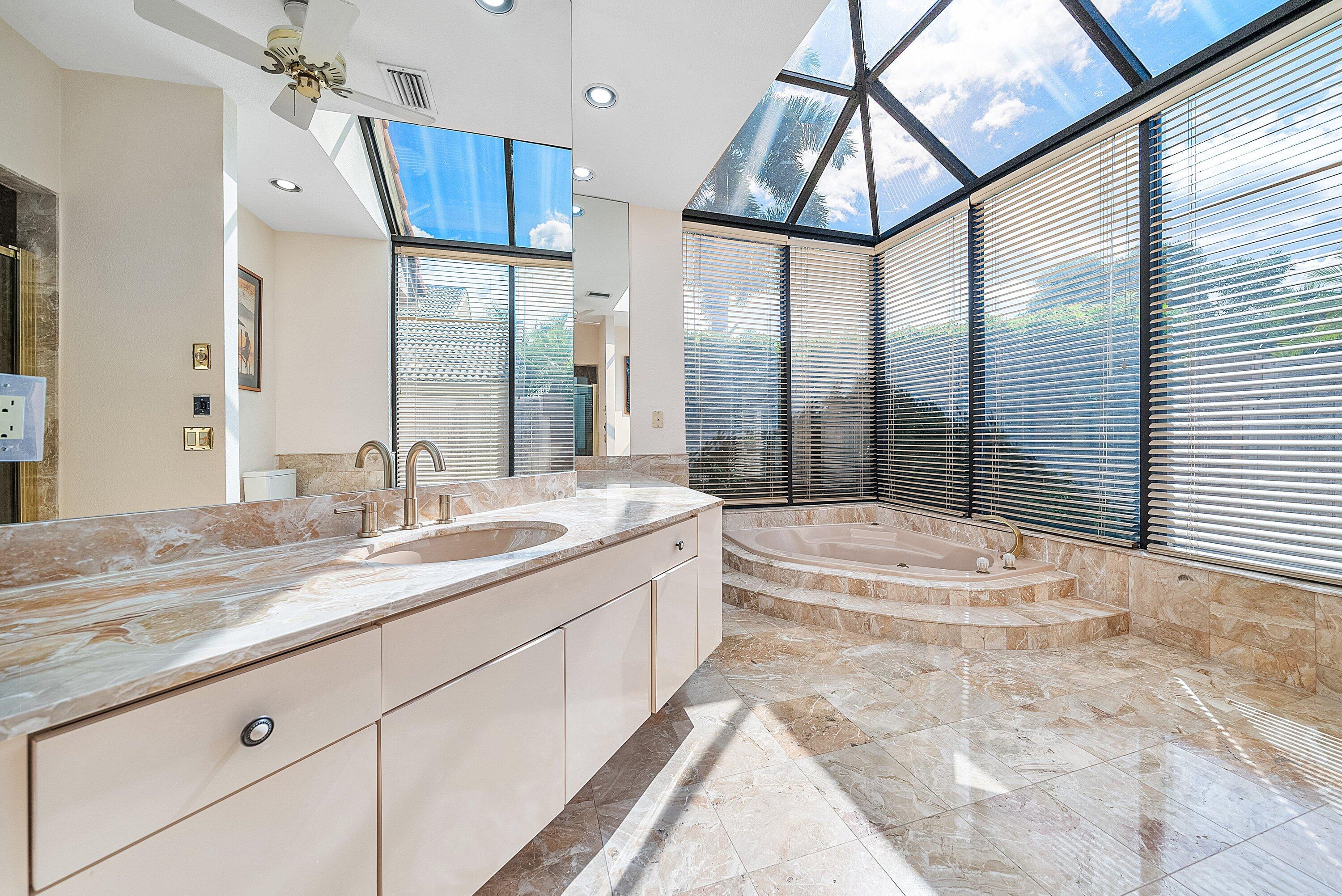 4952 Bocaire Boulevard