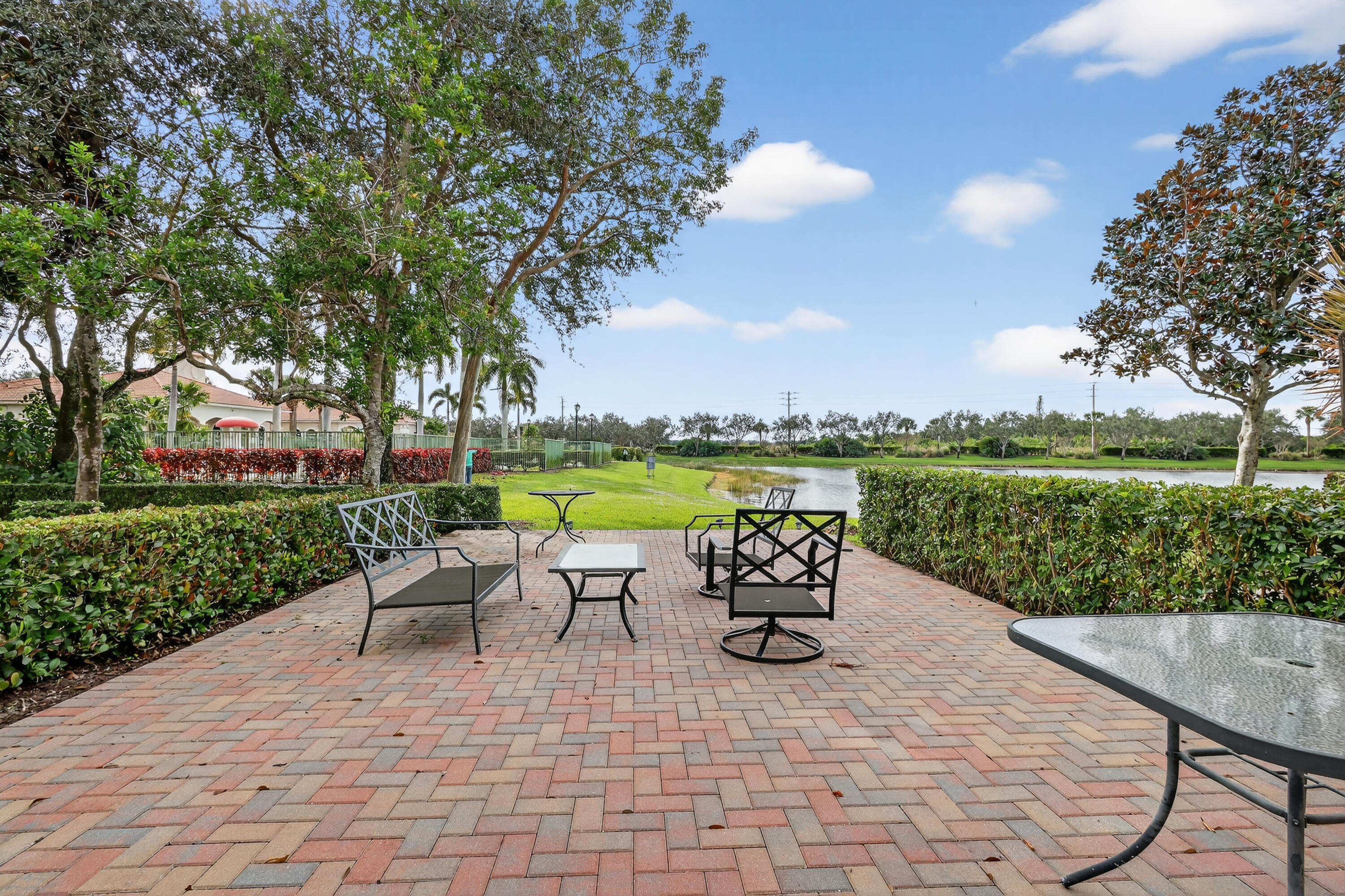 6698 Old Farm Trail