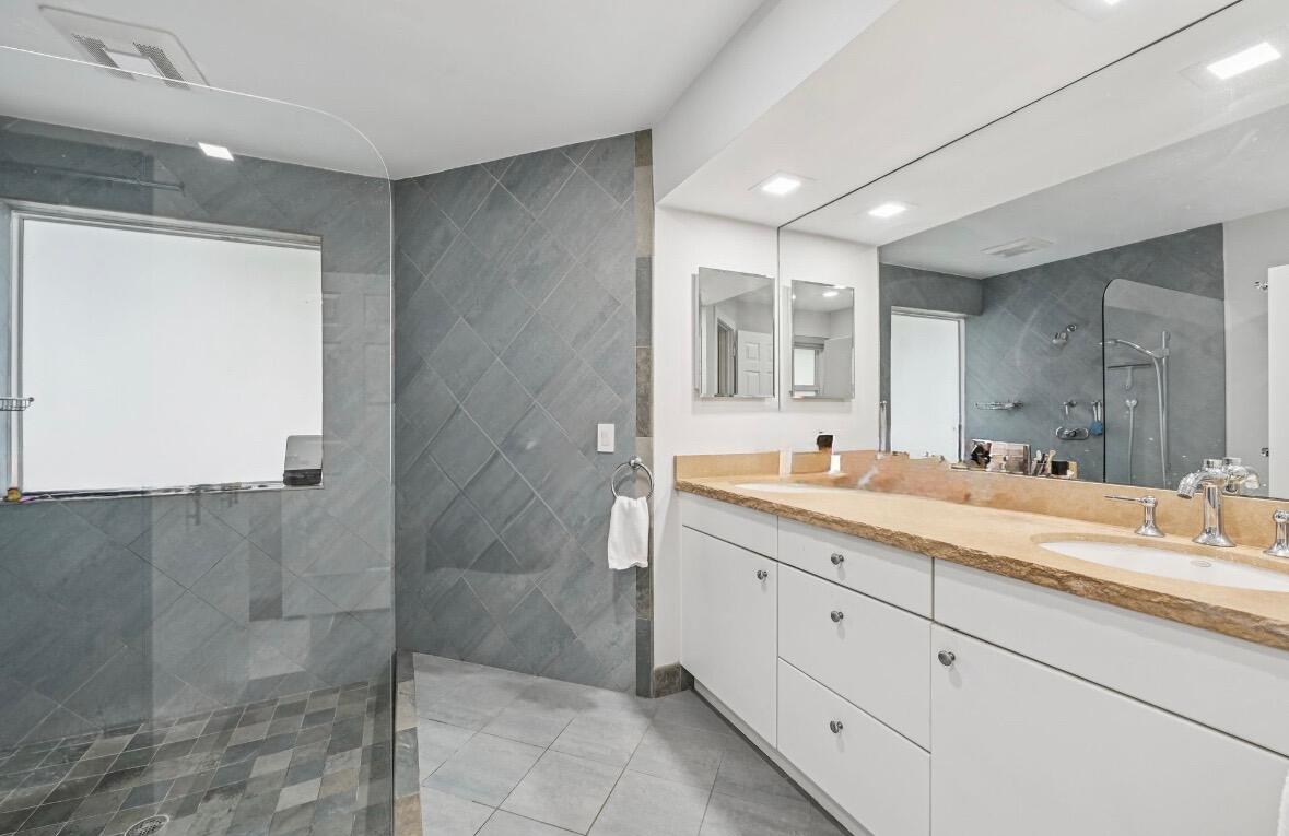 660 Forsyth Street 7