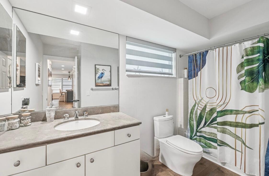 660 Forsyth Street 7