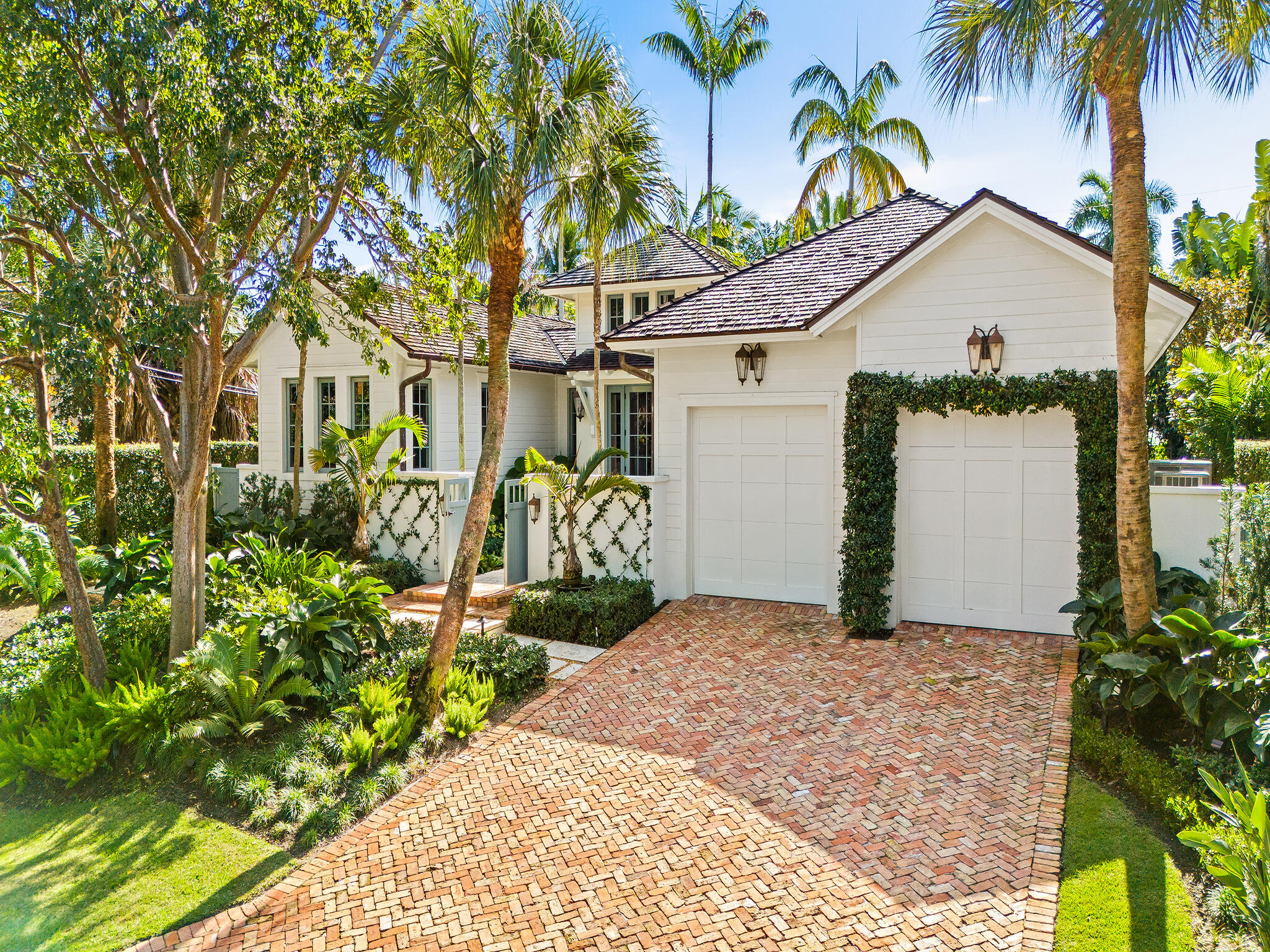 1102 N Vista Del Mar Drive