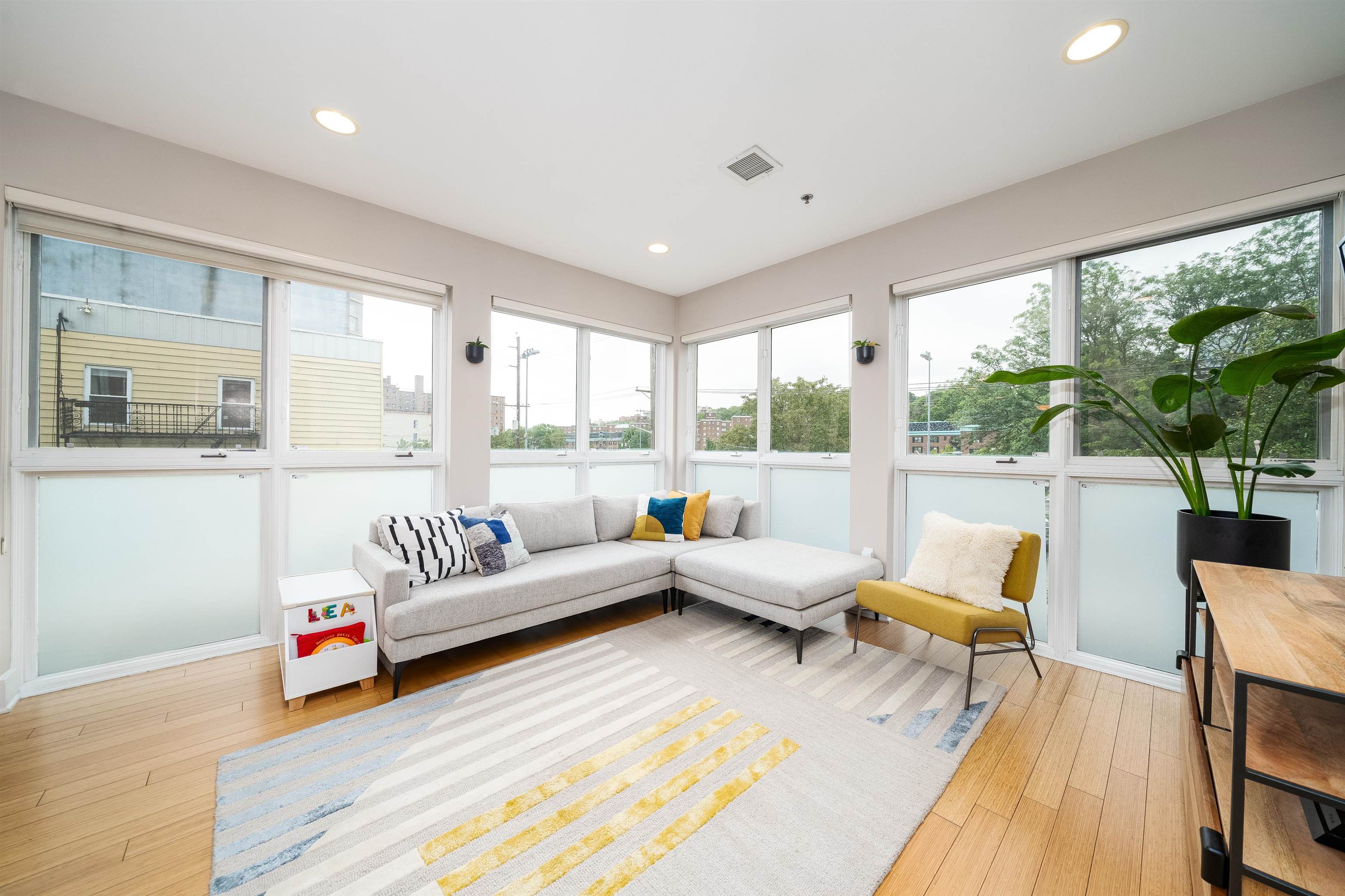 636 5TH ST Unit: 302