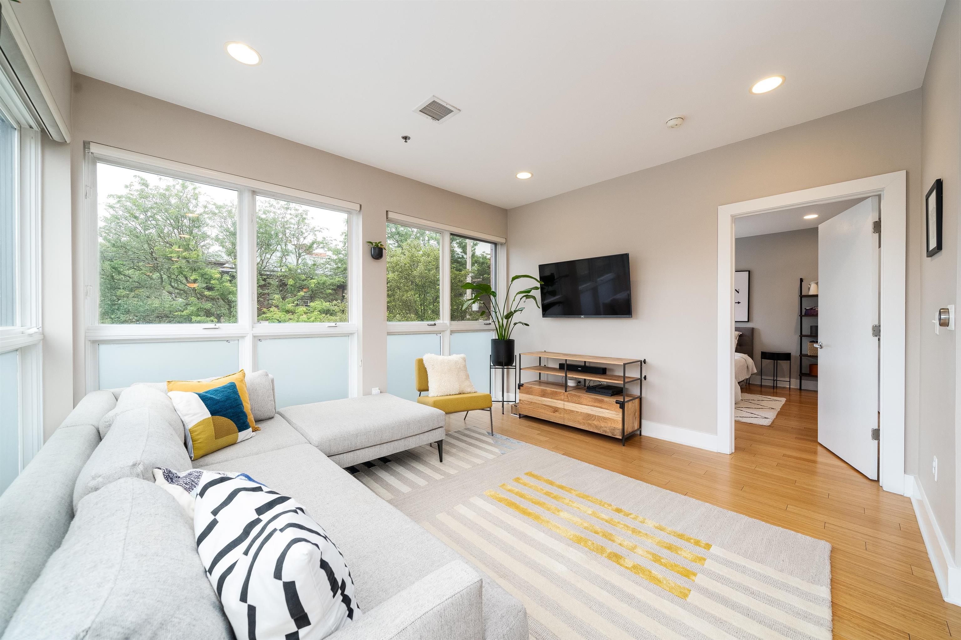 636 5TH ST Unit: 302