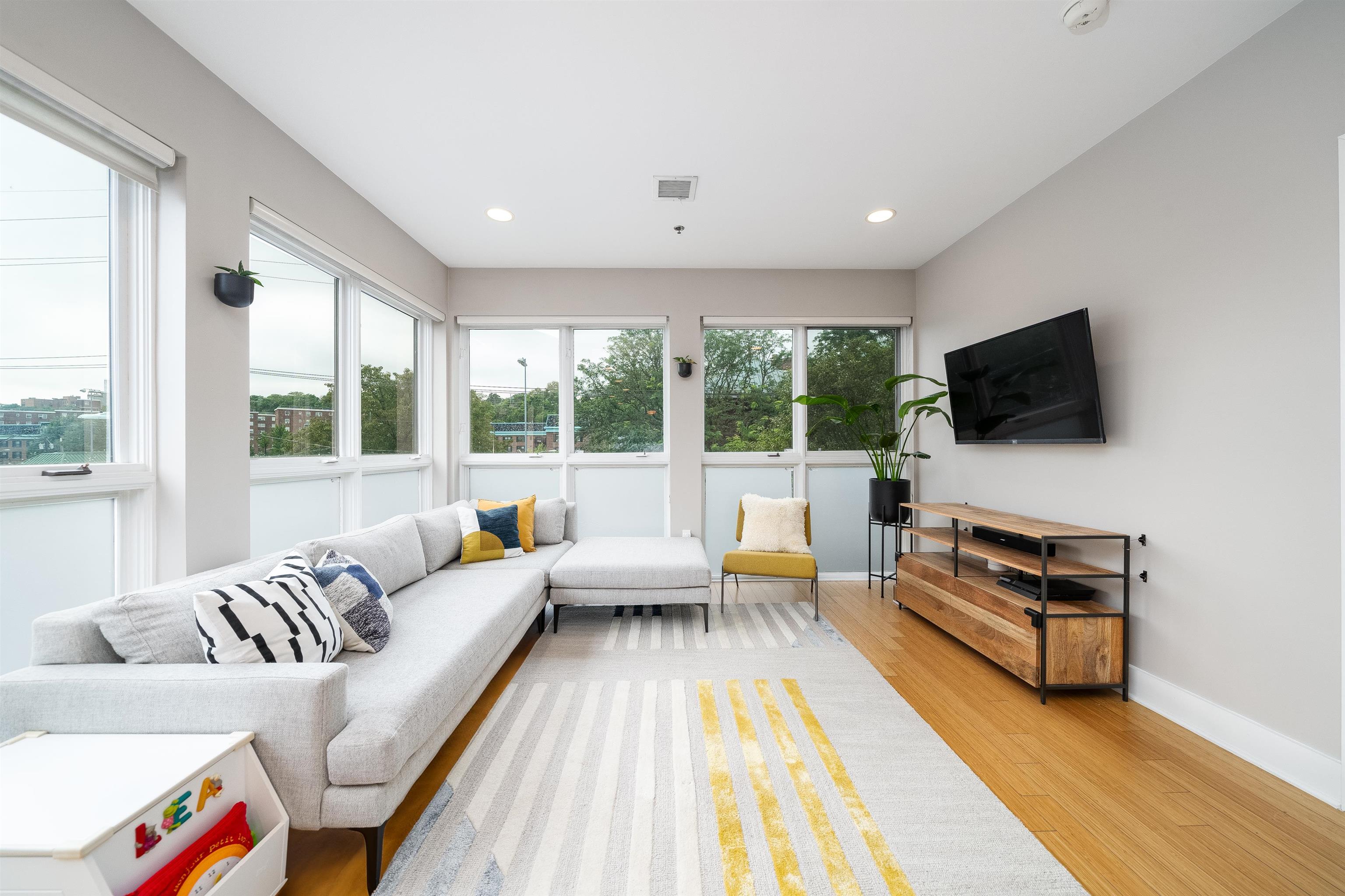 636 5TH ST Unit: 302