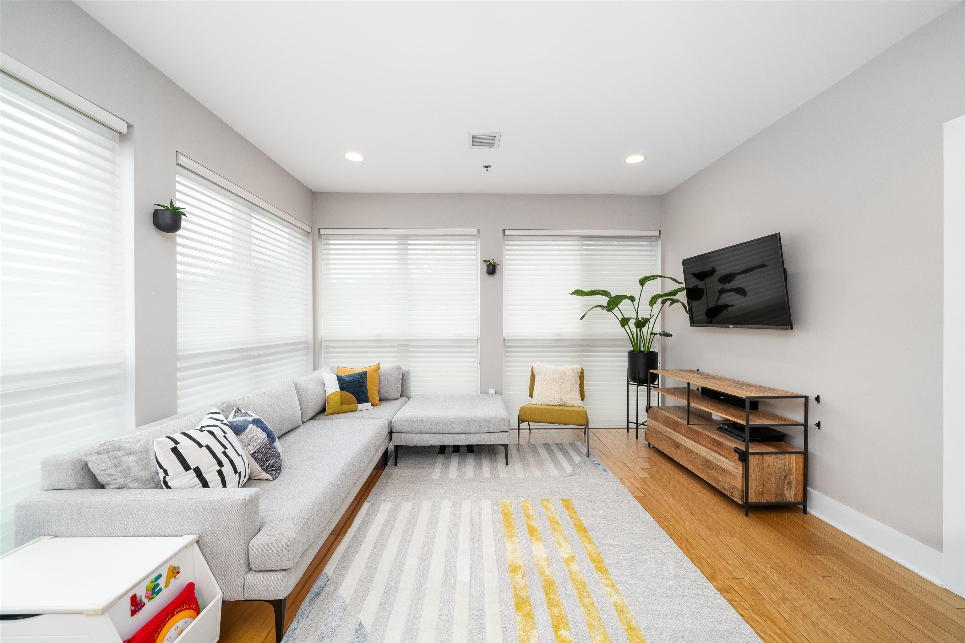 636 5TH ST Unit: 302