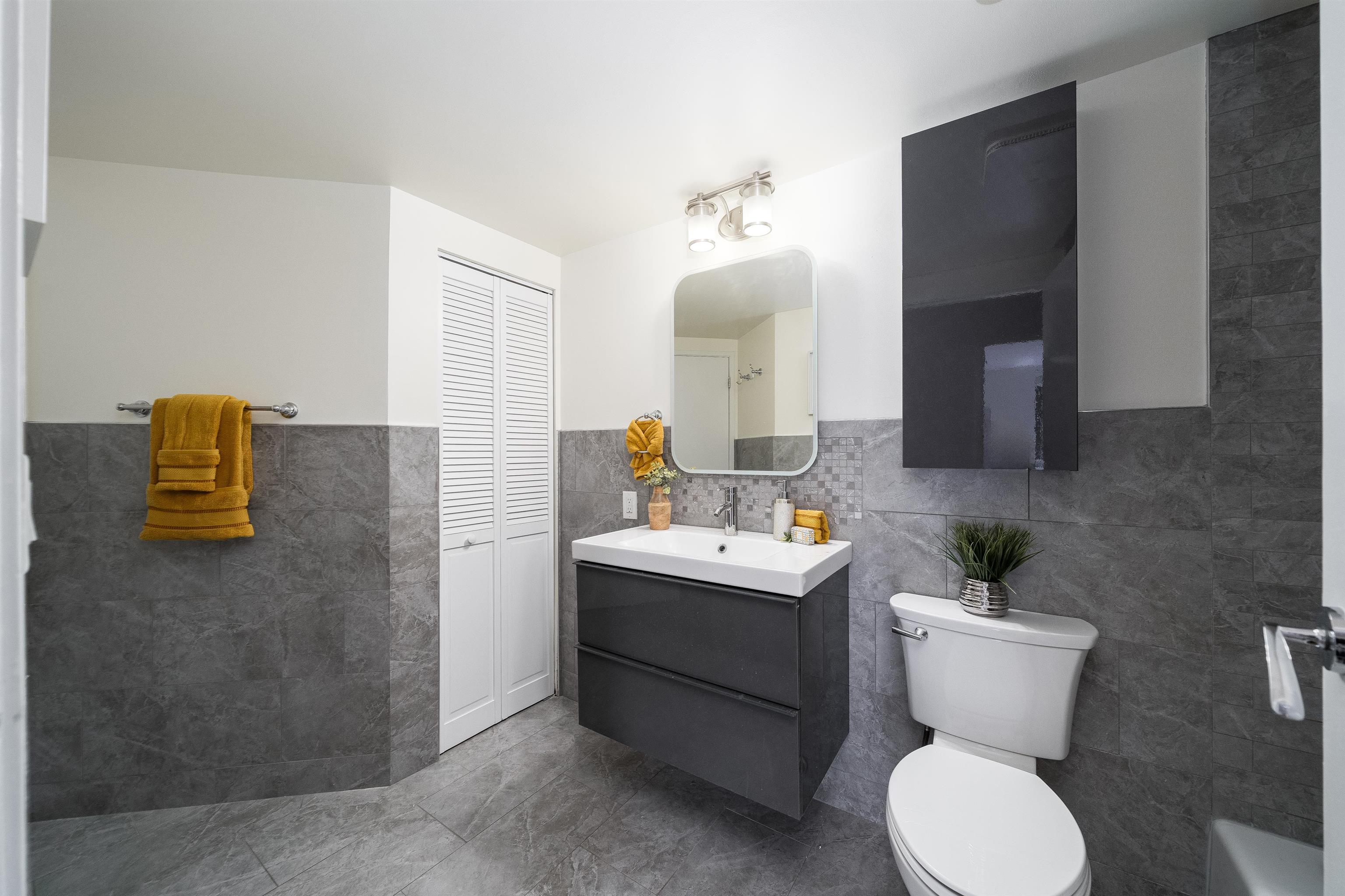 205 10TH ST Unit: 6P