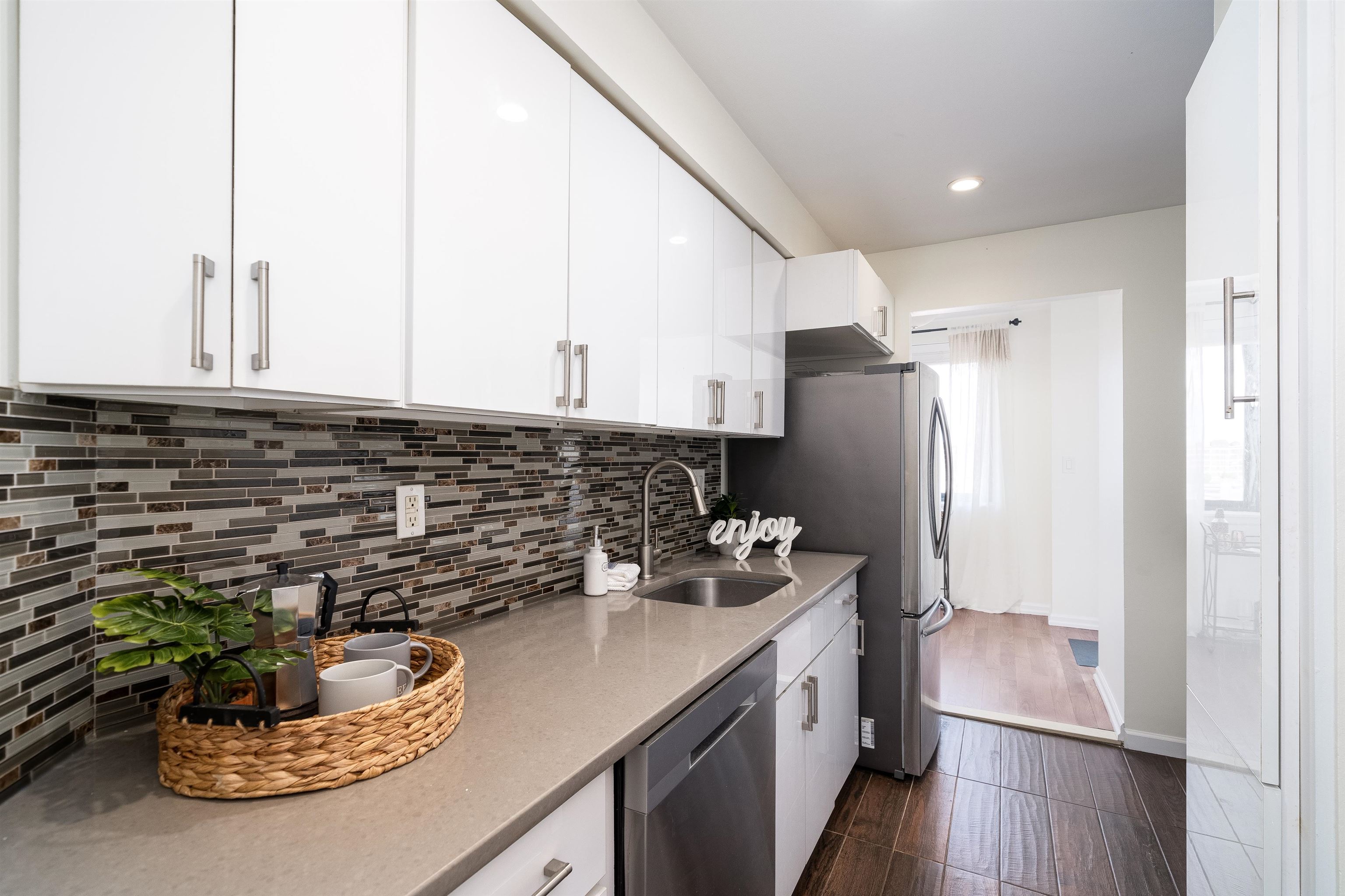 205 10TH ST Unit: 6P