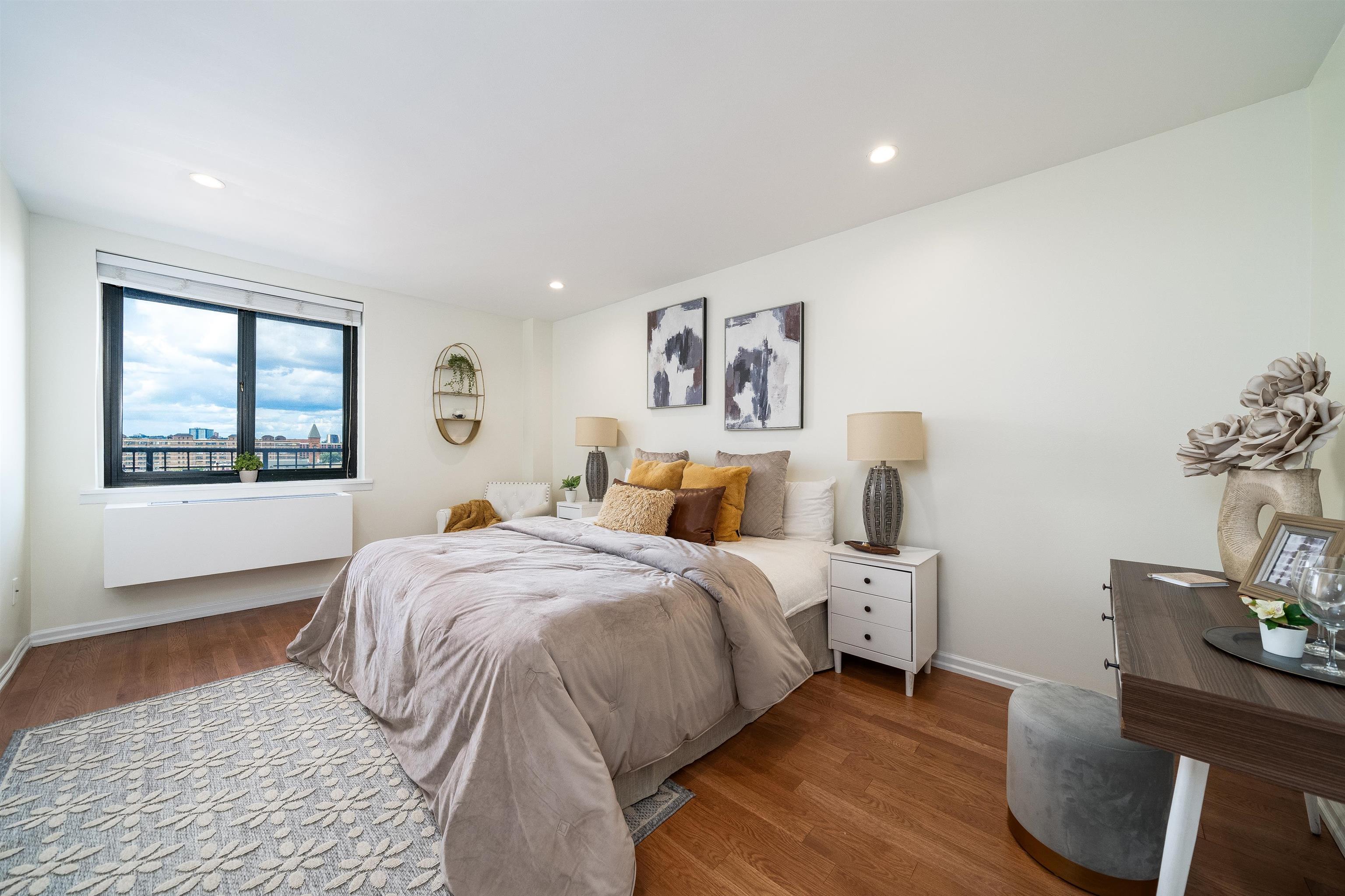 205 10TH ST Unit: 6P