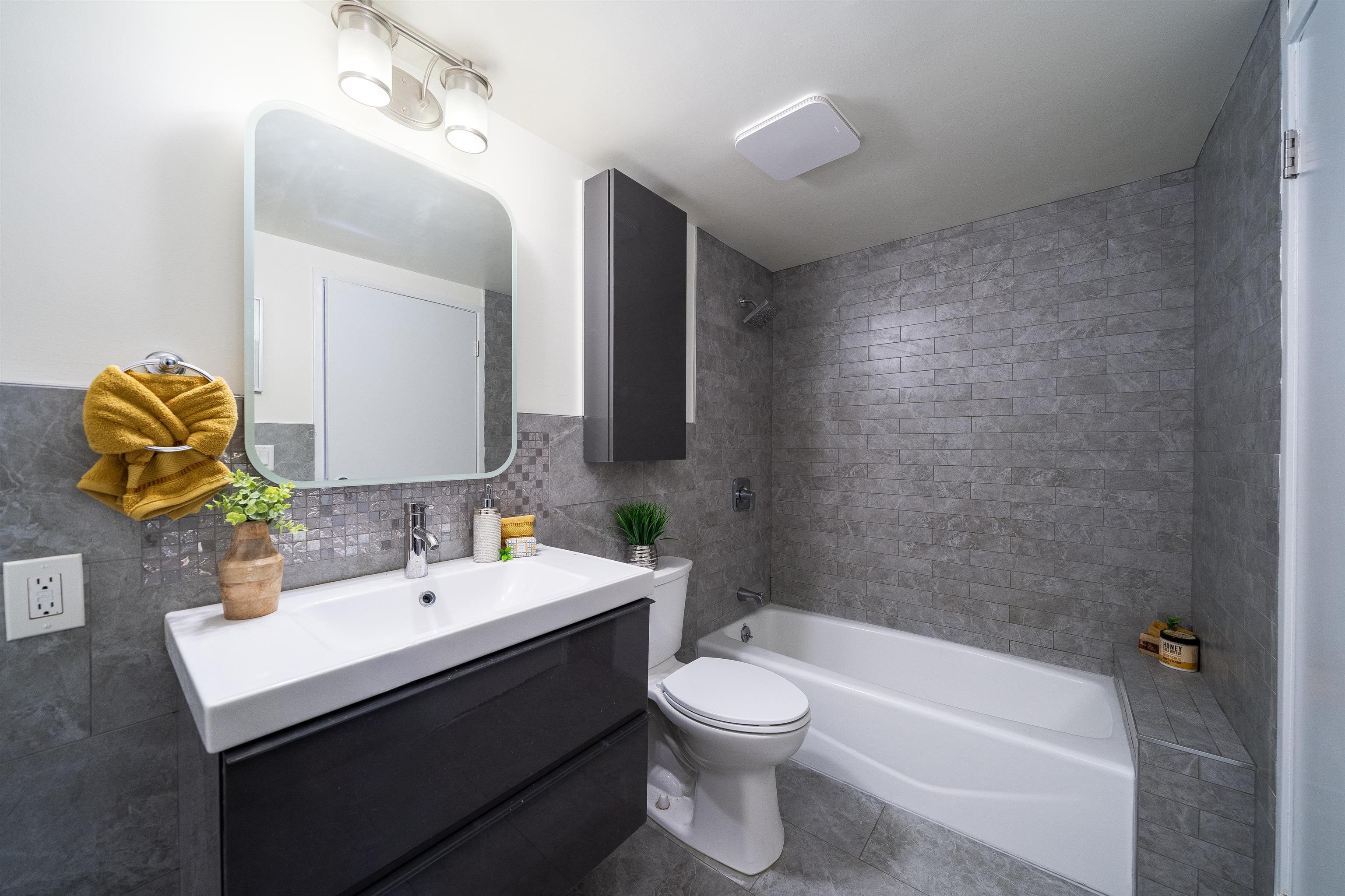 205 10TH ST Unit: 6P