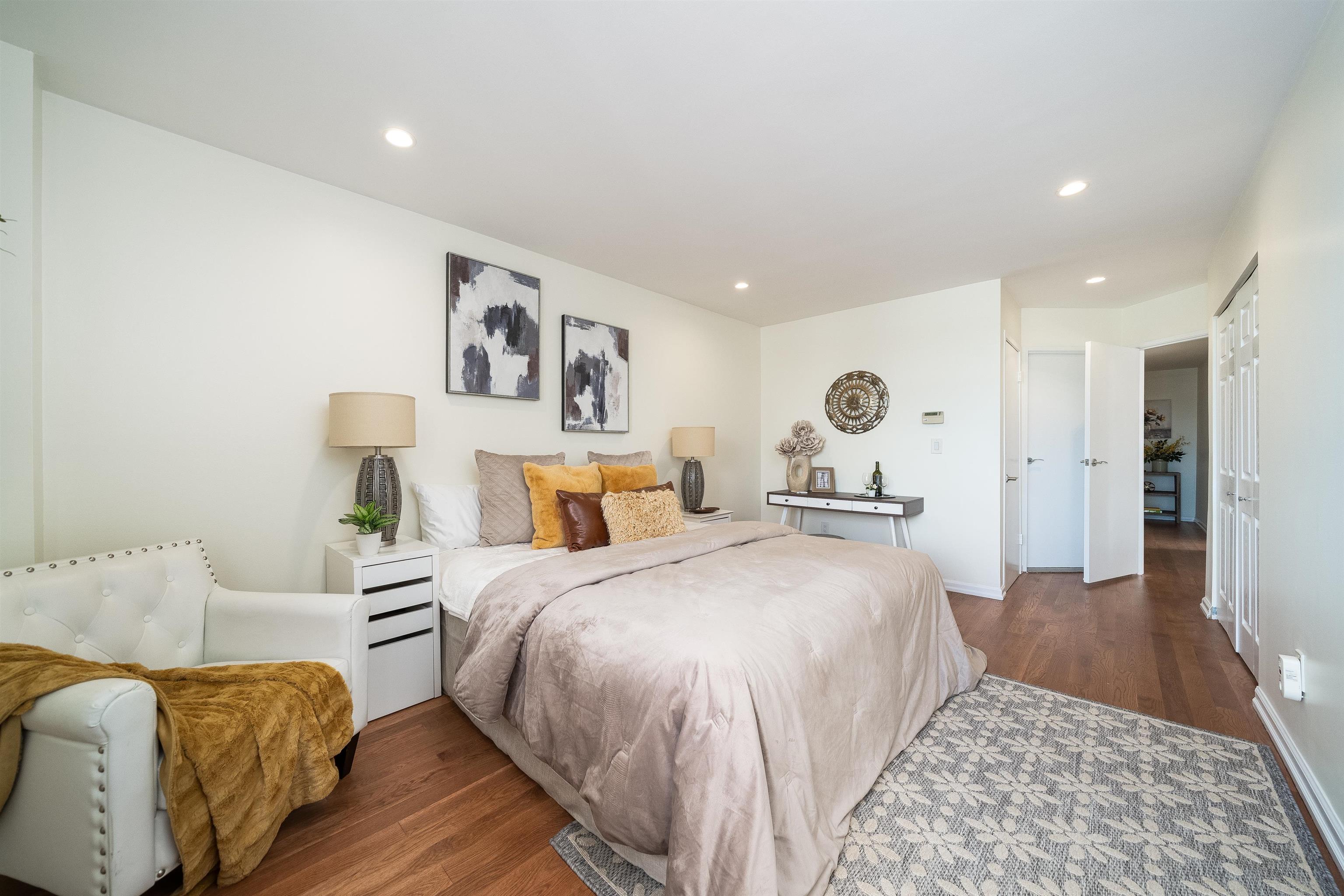 205 10TH ST Unit: 6P