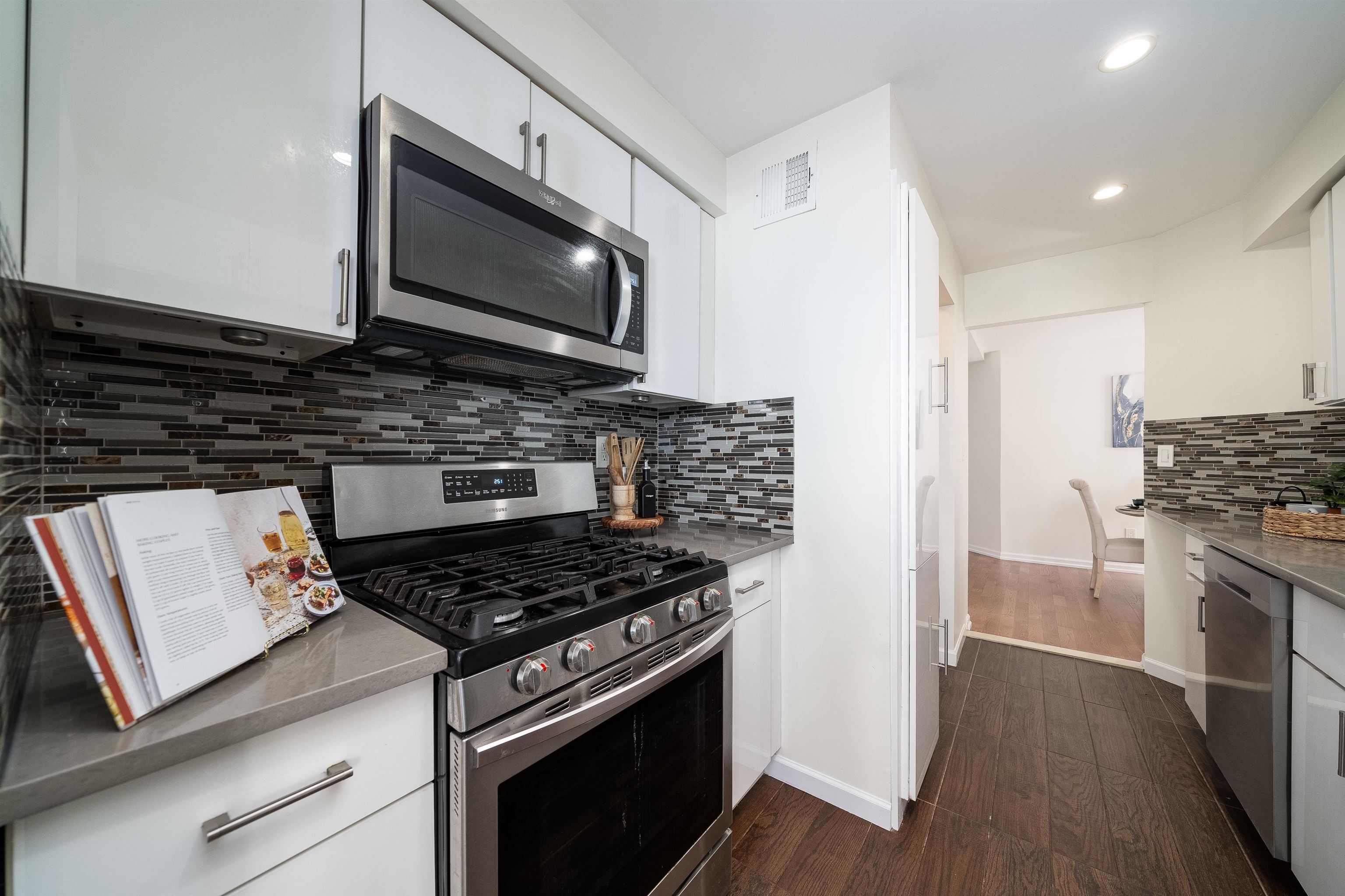 205 10TH ST Unit: 6P