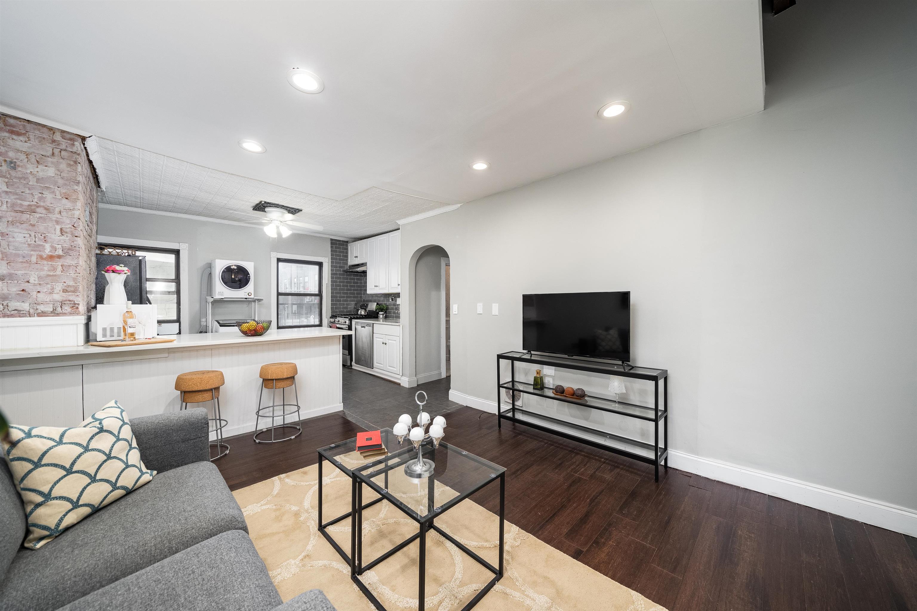358 6TH ST Unit: 3L