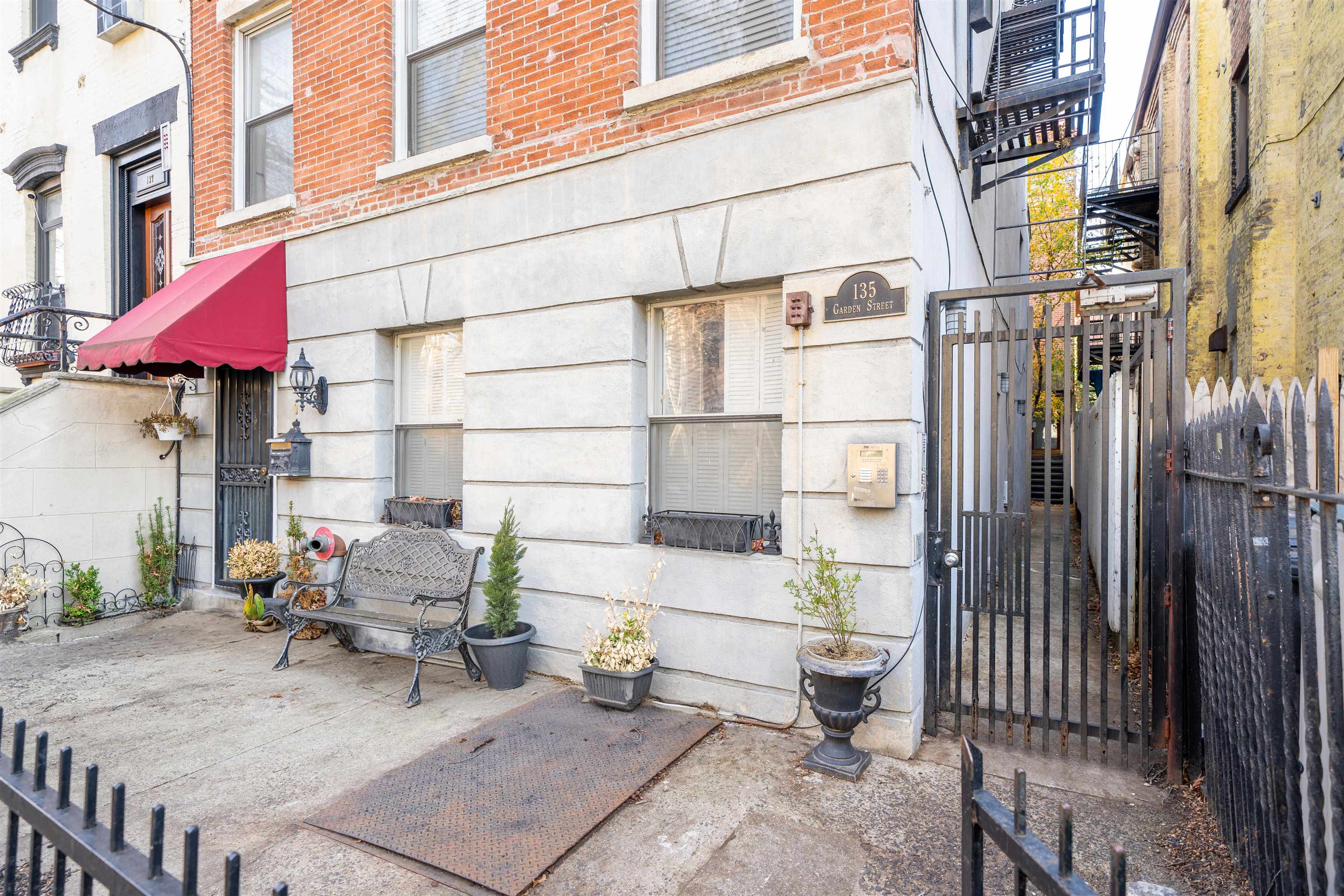 135 GARDEN ST Unit: 3