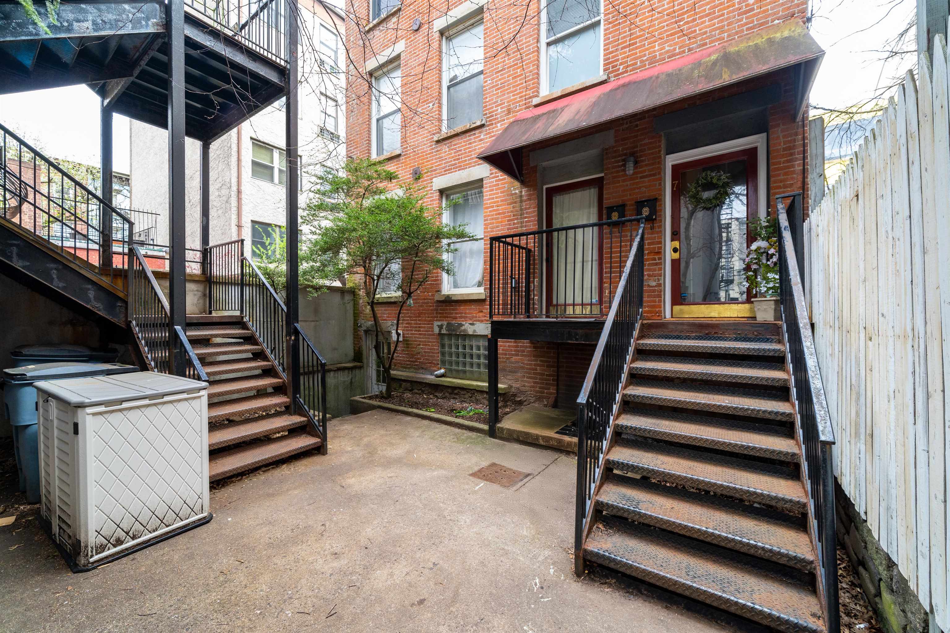 135 GARDEN ST Unit: 3