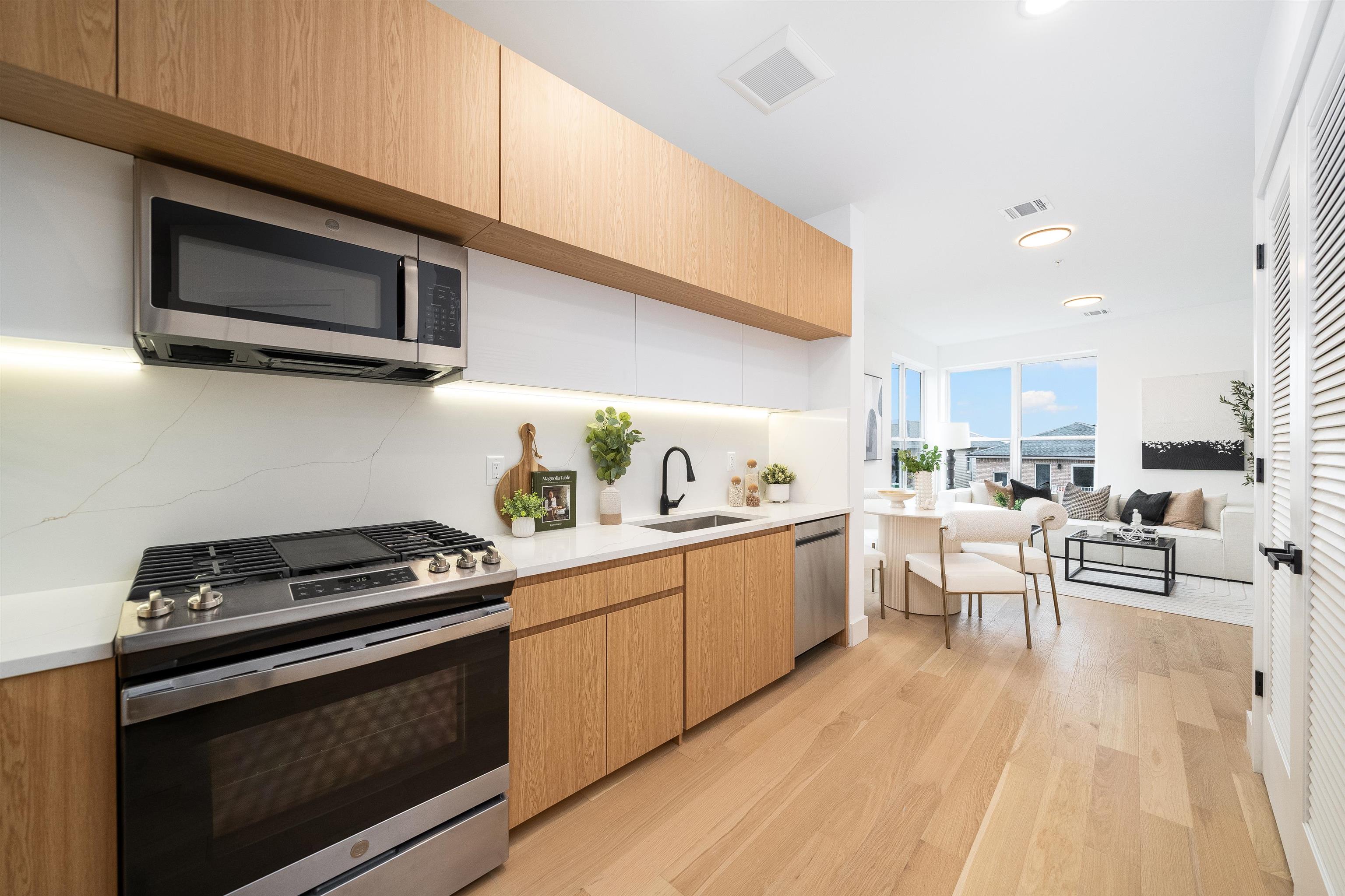 649 38TH ST Unit: 308