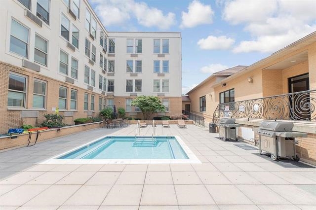 10 REGENT ST Unit: 419