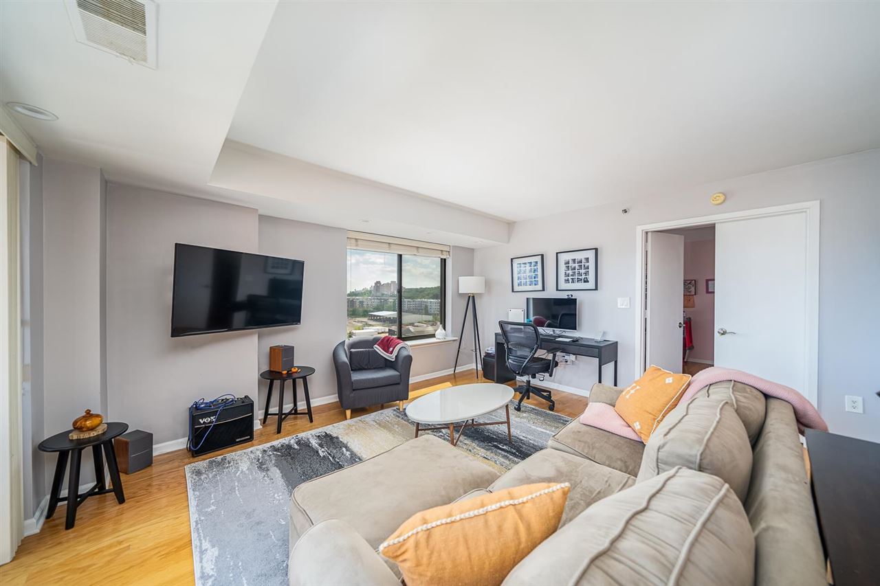 700 1ST ST Unit: 11J