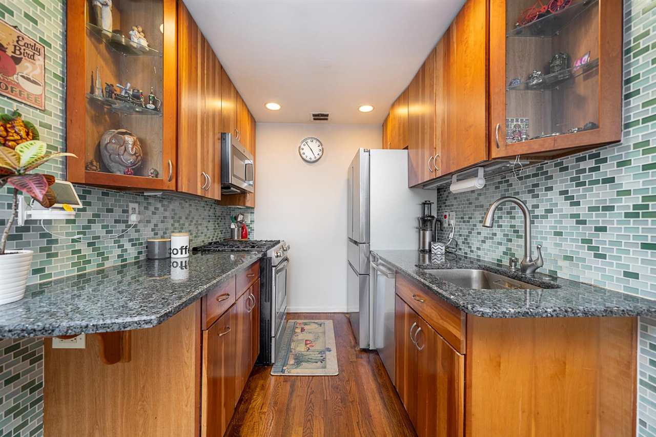 205 10TH ST Unit: 7W