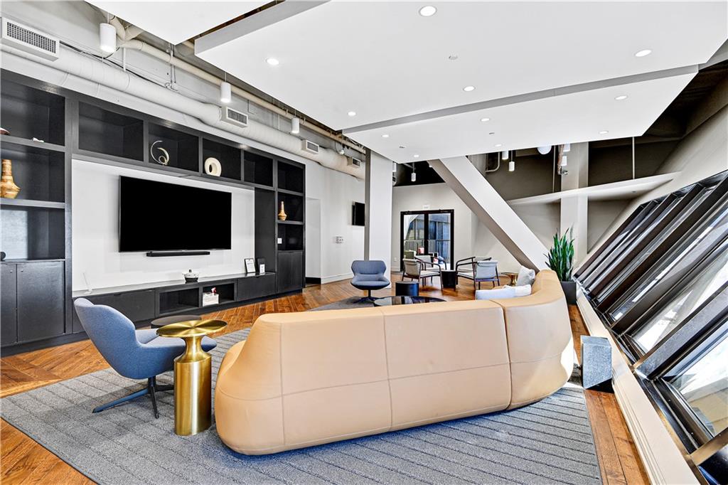 1101 Walnut Street Unit: 1801