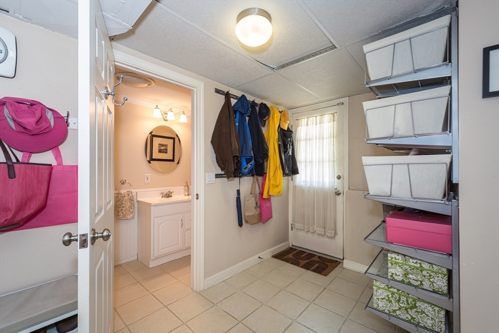 9 Riverbend Dr