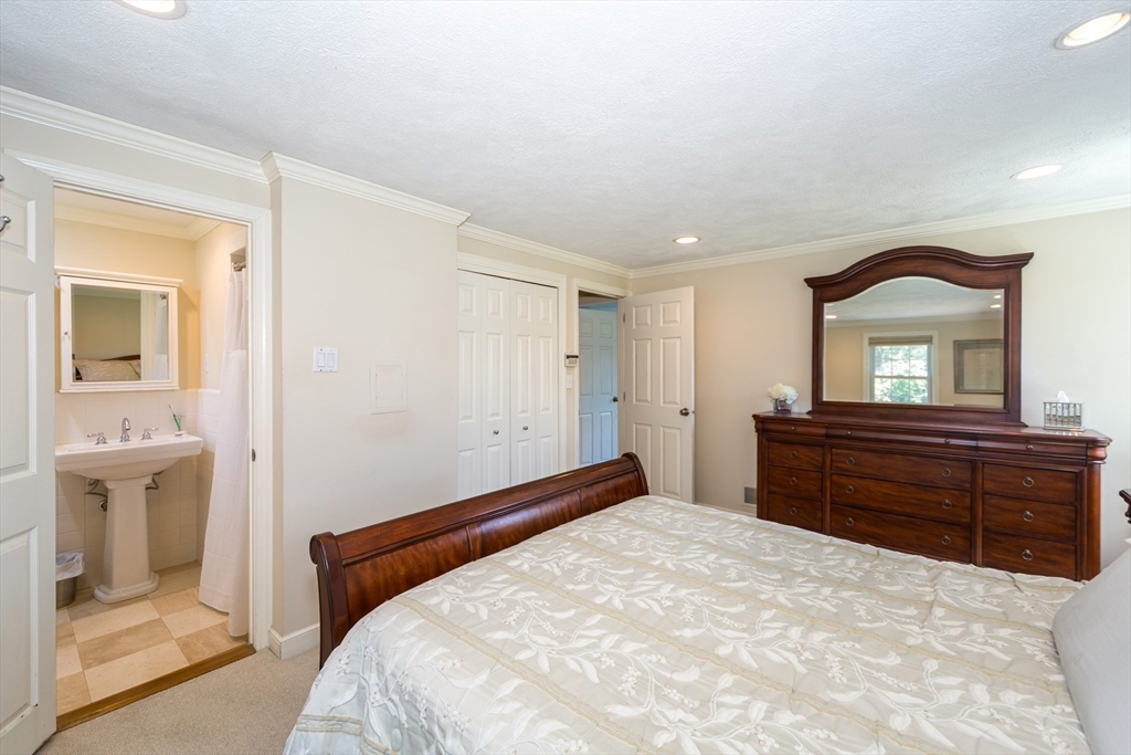 9 Riverbend Dr