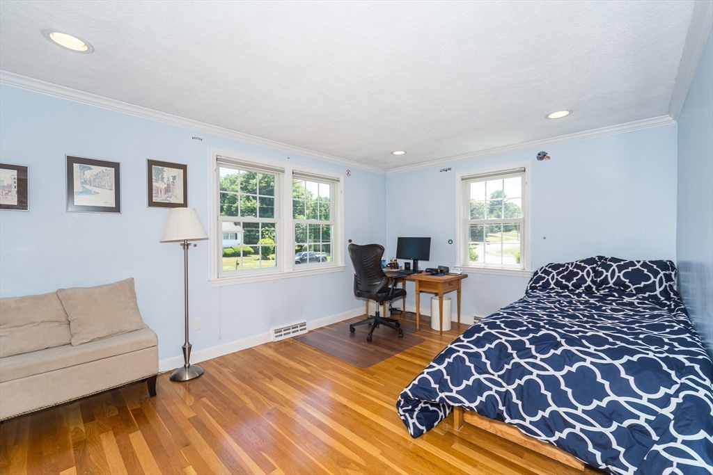 9 Riverbend Dr