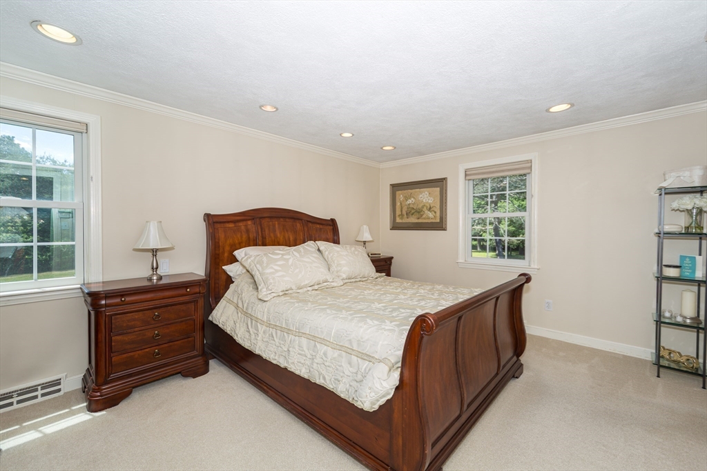 9 Riverbend Dr