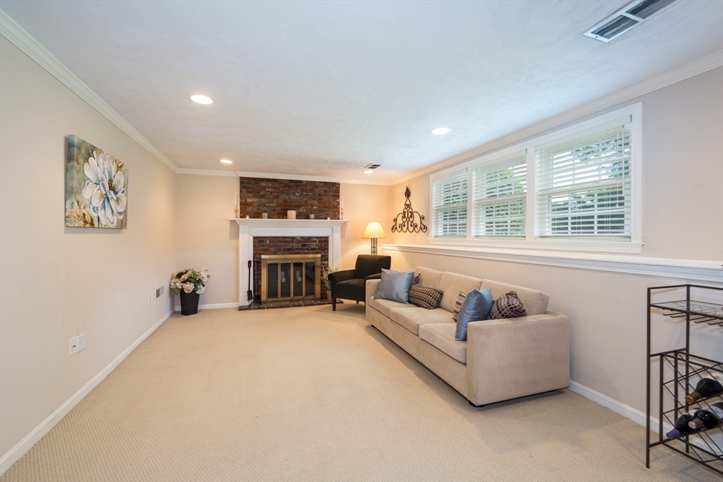 9 Riverbend Dr