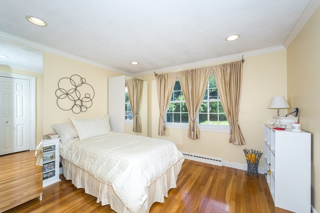 9 Riverbend Dr