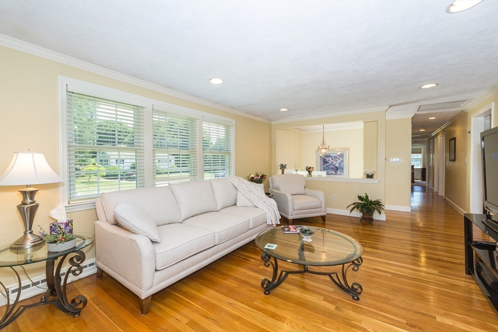 9 Riverbend Dr