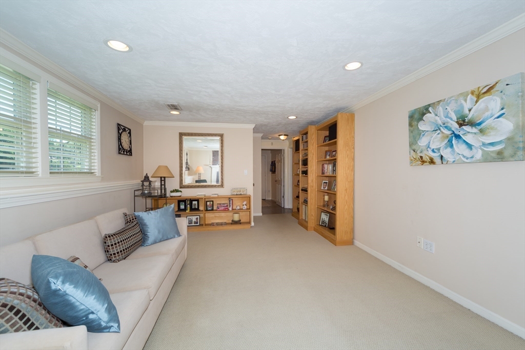 9 Riverbend Dr
