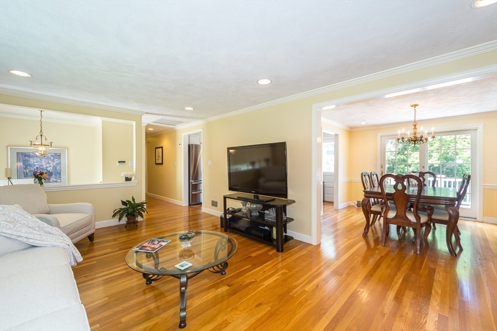 9 Riverbend Dr