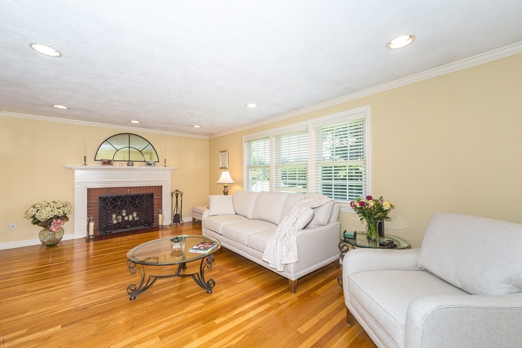9 Riverbend Dr