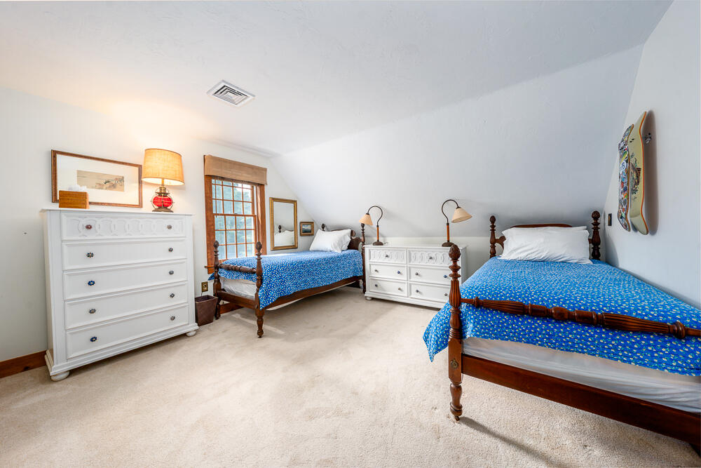 1016 W West Yarmouth Road, Yarmouth Port