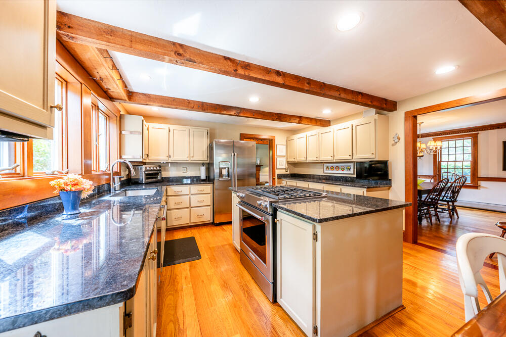 1016 W West Yarmouth Road, Yarmouth Port