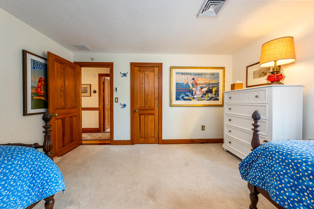 1016 W West Yarmouth Road, Yarmouth Port